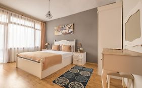 Old Town Deluxe Flats
